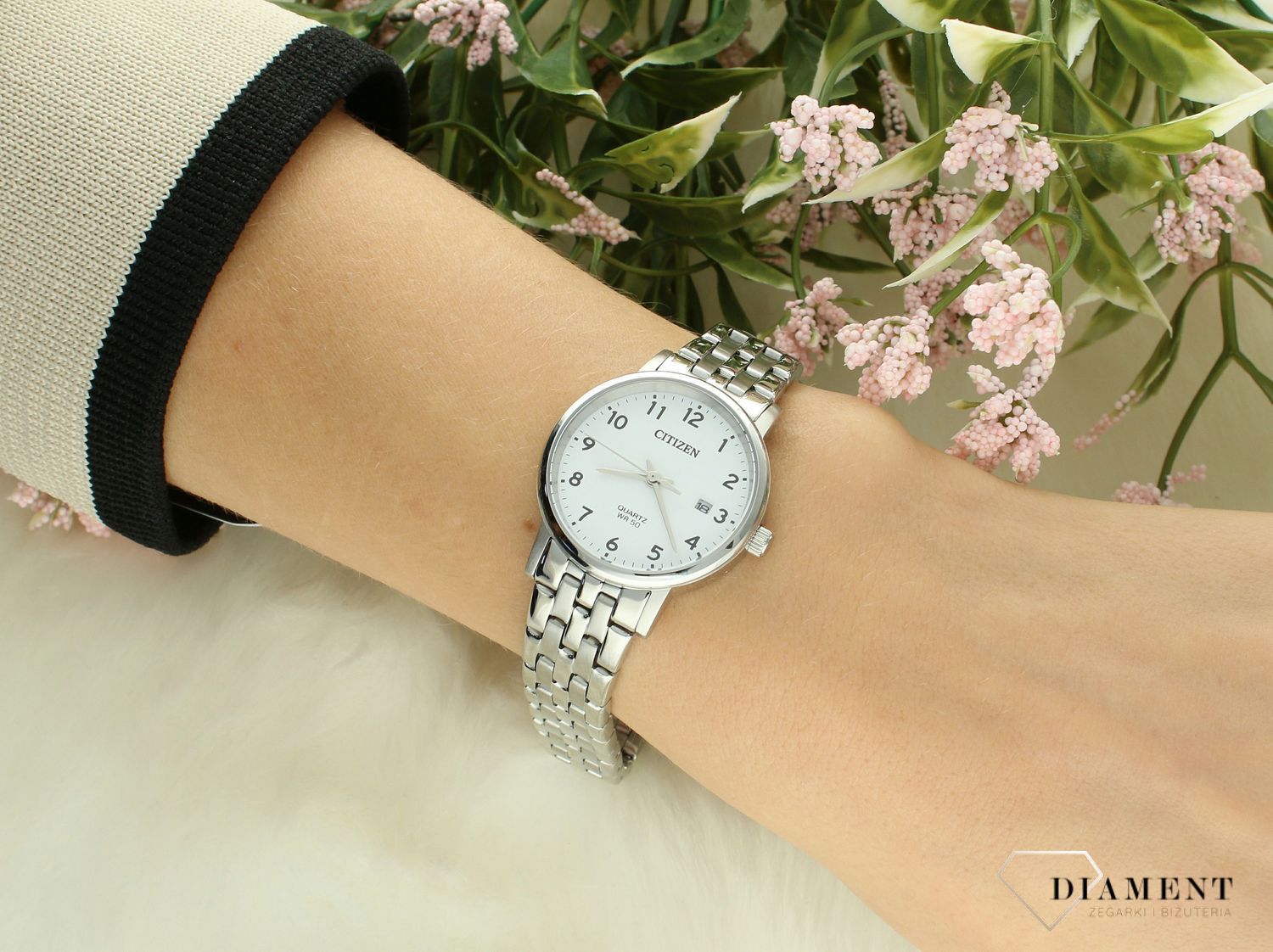 Zegarek damski Citizen Classic Lady EU6090-54A. Zegarek damski na bransolecie Citizen EU6090-54A  w kolorze srebrnym. Elegancka tarcza w kolorze białym. Jest to idealna propozycja dla kobiet na prezent (2).jpg