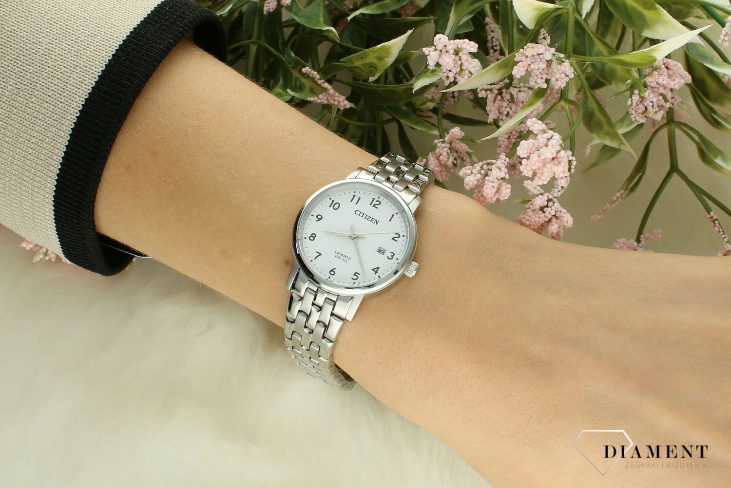 Zegarek damski Citizen Classic Lady EU6090-54A. Zegarek damski na bransolecie Citizen EU6090-54A  w kolorze srebrnym. Elegancka tarcza w kolorze białym. Jest to idealna propozycja dla kobiet na prezent (2).jpg