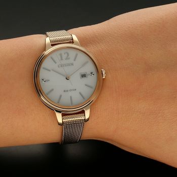 Zegarek damski na złotej bransolecie zasilany światłem Citizen EW2447-89A (5).jpg