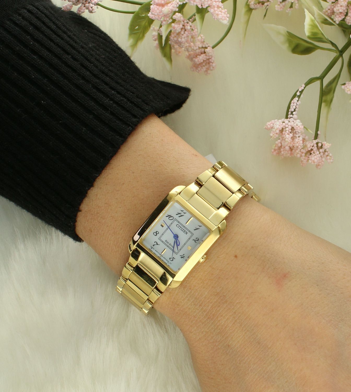 Zegarek damski Citizen Lady Eco-Drive Bianca damski EW5602-81D złoty kwadratowy. Damski zegarek solarny. Zegarek damski ze szkłem szafirowym. Zegarek dla kobiety na prezent. Złoty zegarek damski..jpg