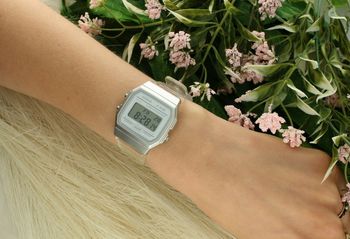 Zegarek Casio F-91WS-7EF to biały model vintage z mechanizmem kwarcowym, stoperem, alarmem, wodoodpornością 30M i LED-owym podświetleniem. Idealny na co dzień i z opcją darmowego graweru! (2).jpg