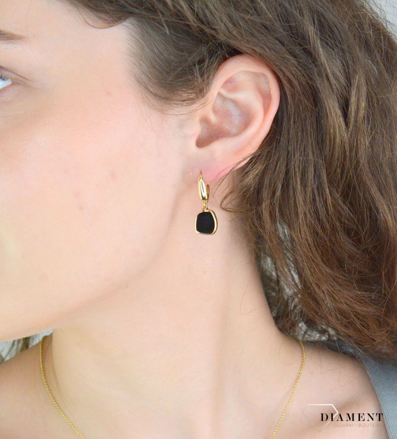 Kolczyki złote wiszące onyks pr 585, F0NUO13782 złote kolczyki wykonane z najwyższej jakości żółtego złota, próba 585 ozdobione kamieniem naturalnym onyksem. Kolczyki w modowym stylu, 1.jpg