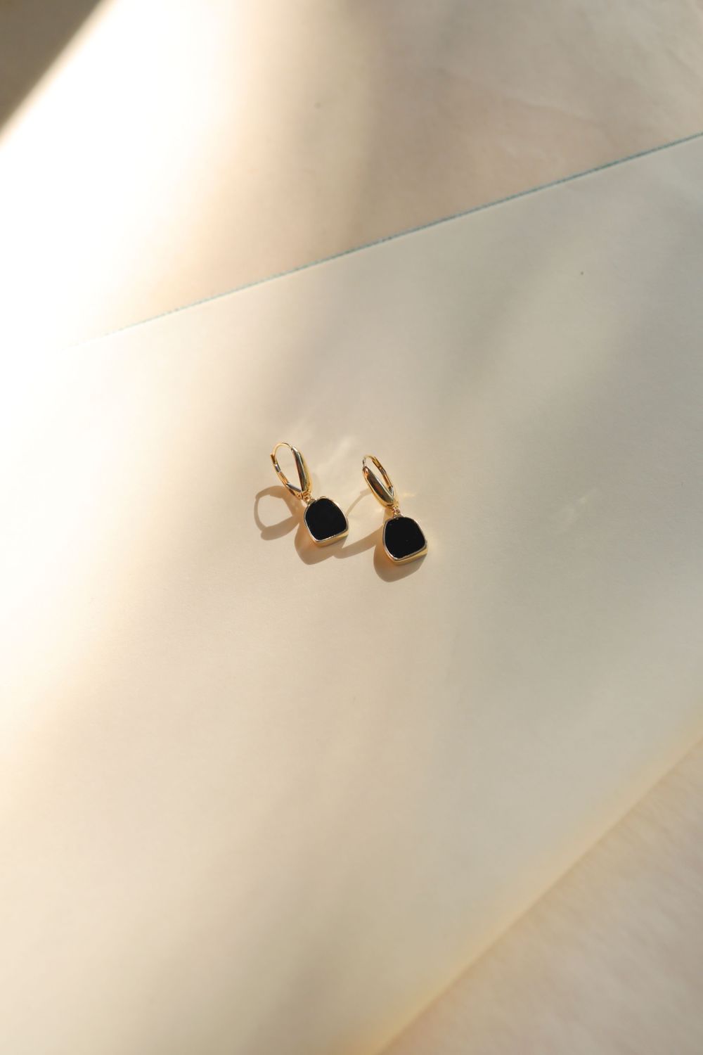 Kolczyki złote wiszące onyks pr 585, F0NUO13782 złote kolczyki wykonane z najwyższej jakości żółtego złota, próba 585 ozdobione kamieniem naturalnym onyksem. Kolczyki w modowym stylu, 1.jpg