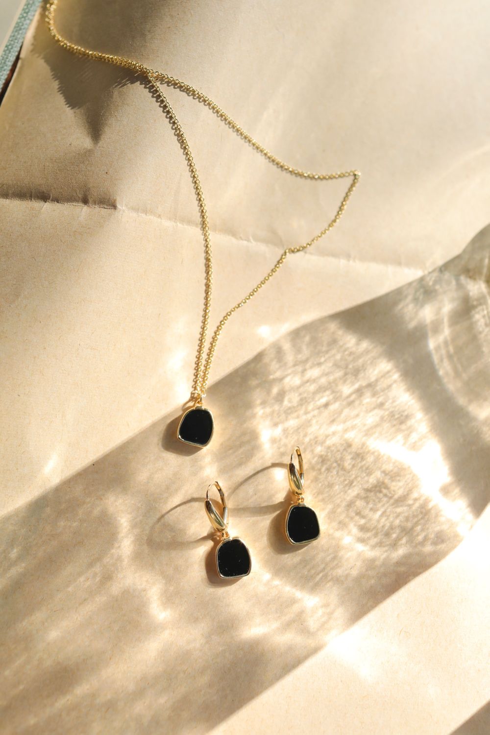 Kolczyki złote wiszące onyks pr 585, F0NUO13782 złote kolczyki wykonane z najwyższej jakości żółtego złota, próba 585 ozdobione kamieniem naturalnym onyksem. Kolczyki w modowym stylu, 1.jpg