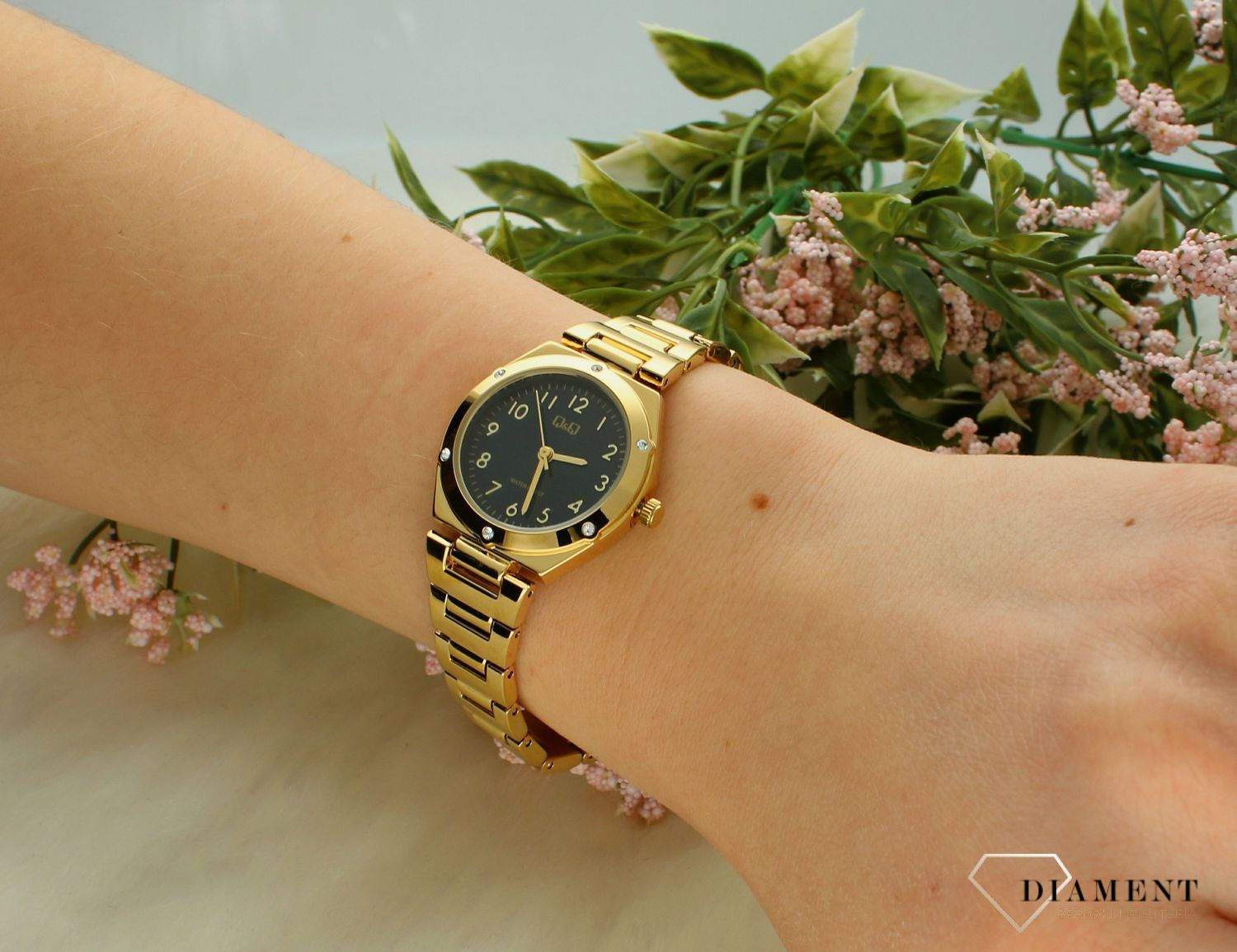 Zegarek damski QQ na bransolecie w złotym kolorze F19A-004P. Damski zegarek na bransolecie. Zegarek damski QQ z cyframi. Zegarek damski klasyczny na prezent..jpg