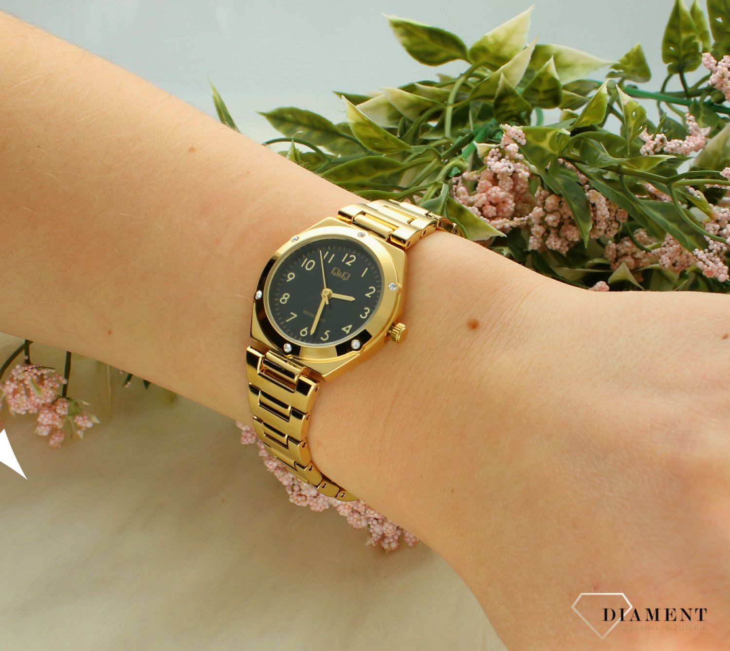 Zegarek damski QQ na bransolecie w złotym kolorze F19A-004P. Damski zegarek na bransolecie. Zegarek damski QQ z cyframi. Zegarek damski klasyczny na prezent..jpg