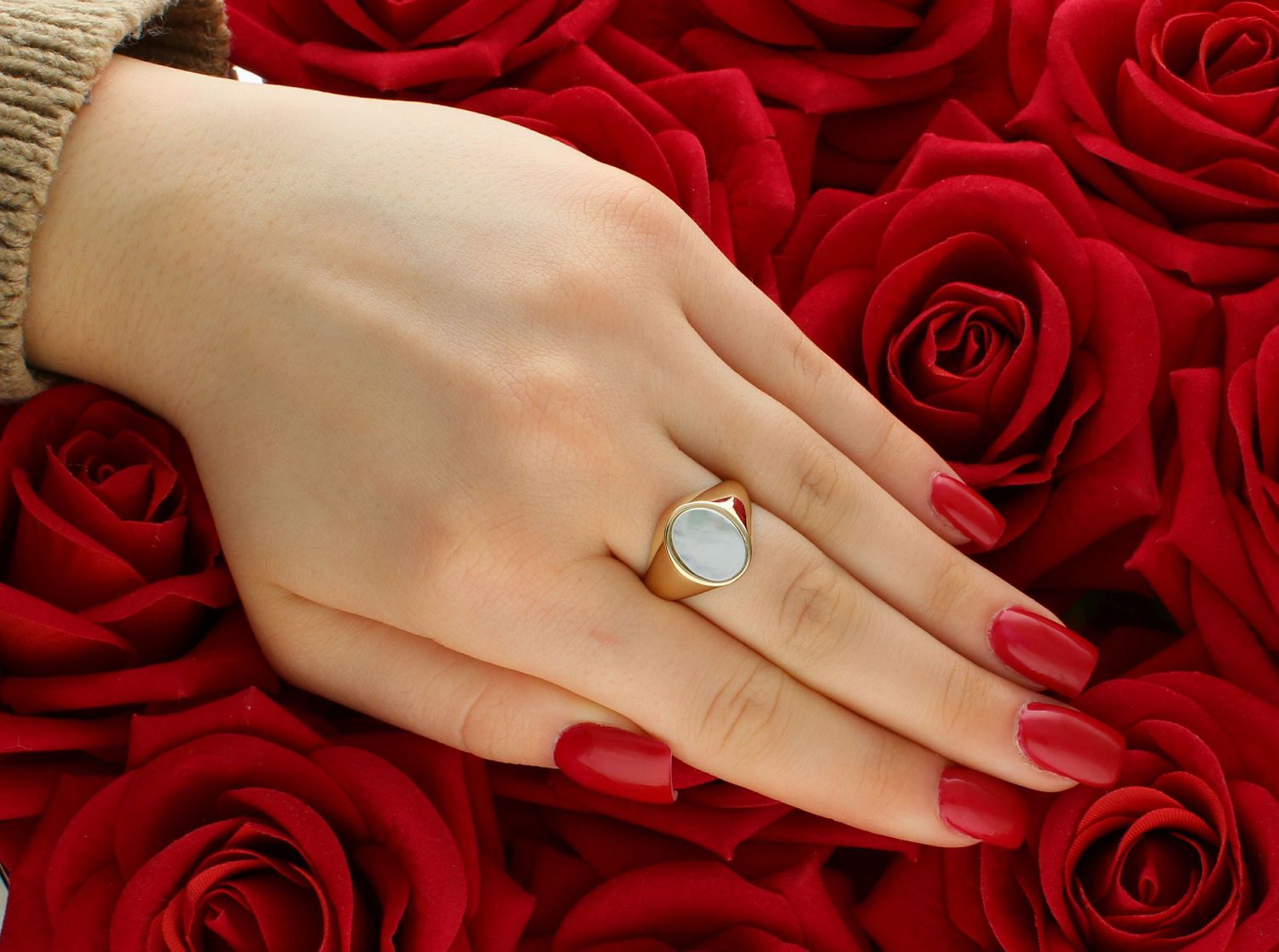 Pierścionek sygnet damski z masą perłową pr 585, F5NUA14174 Piękny pierścionek marki Dall’Acqua wykonany z wysokiej jakości złota próby 585. Ponadczasowy wzór inspirowany ikonami sztuki1.jpg