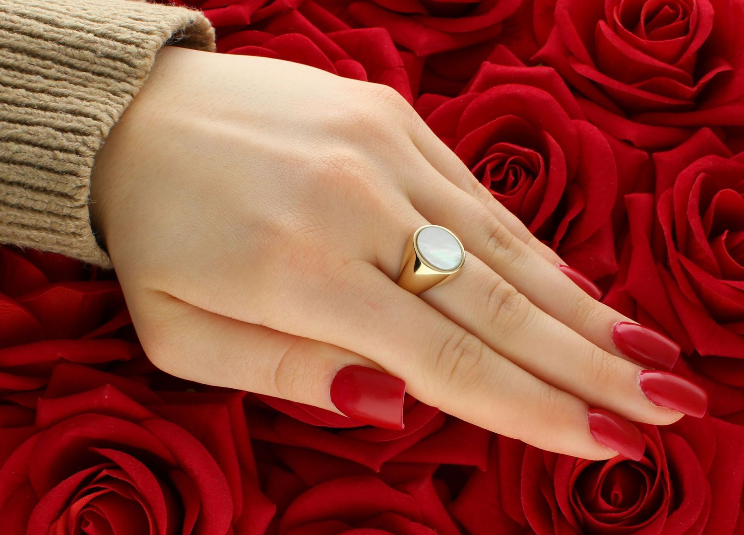 Pierścionek sygnet damski z masą perłową pr 585, F5NUA14174 Piękny pierścionek marki Dall’Acqua wykonany z wysokiej jakości złota próby 585. Ponadczasowy wzór inspirowany ikonami sztuki1.jpg