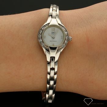 Zegarek damski biżuteryjny QQ F621-204. Zegarek damski na bransolecie. Zegarek w srebrnym kolorze. Zegarek damski z cyrkoniami.  (2).jpg