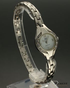 Zegarek damski biżuteryjny QQ F621-204. Zegarek damski na bransolecie. Zegarek w srebrnym kolorze. Zegarek damski z cyrkoniami.  (3).jpg