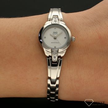 Zegarek damski biżuteryjny QQ F625-201. Zegarek z cyrkoniami. Zegarek idealny na prezent dla kobiety, dziewczyny. Zegarek w srebrnym kolorze.  (2).jpg