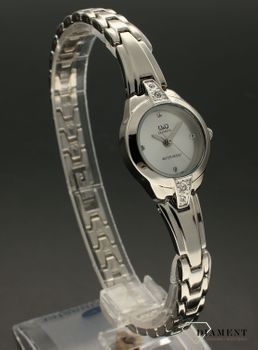 Zegarek damski biżuteryjny QQ F625-201. Zegarek z cyrkoniami. Zegarek idealny na prezent dla kobiety, dziewczyny. Zegarek w srebrnym kolorze.  (3).jpg