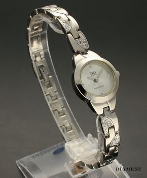 Zegarek damski biżuteryjny QQ F627-201. Zegarek z cyrkoniami. Zegarek na biżuteryjnej bransolecie. Zegarek damki stylowy. Zegarek w kolorze srebrnym. Idealny na prezent dla kobiety (3).jpg