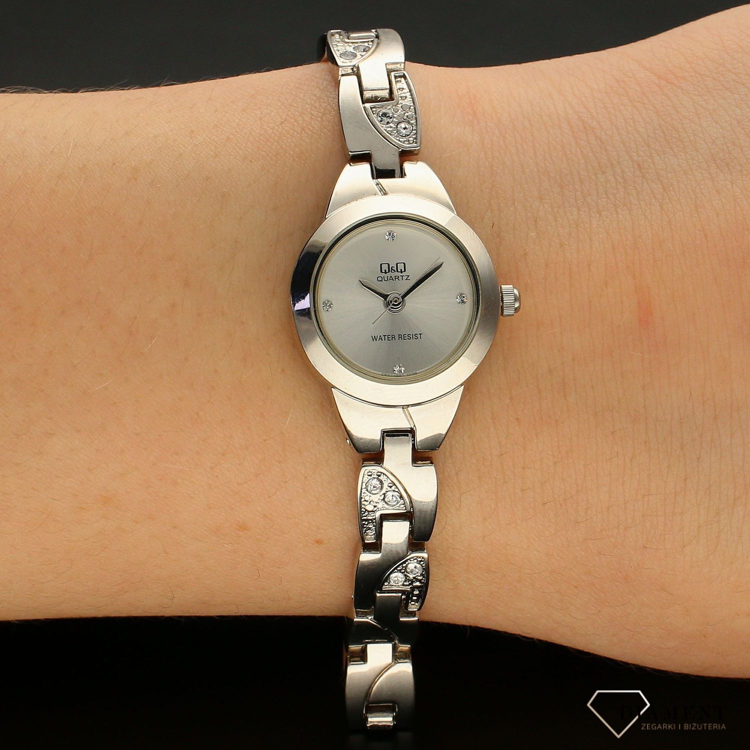 Zegarek damski biżuteryjny QQ F627-201. Zegarek z cyrkoniami. Zegarek na biżuteryjnej bransolecie. Zegarek damki stylowy. Zegarek w kolorze srebrnym. Idealny na prezent dla kobiety (3).jpg