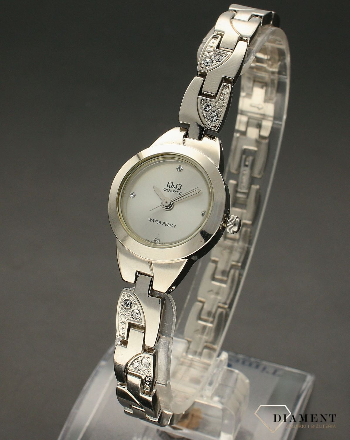 Zegarek damski biżuteryjny QQ F627-201. Zegarek z cyrkoniami. Zegarek na biżuteryjnej bransolecie. Zegarek damki stylowy. Zegarek w kolorze srebrnym. Idealny na prezent dla kobiety (3).jpg