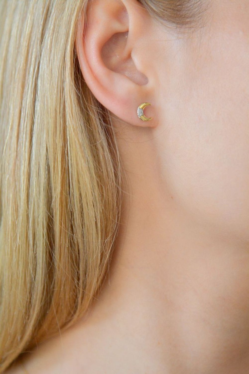 Kolczyki złote 585 księżyc z diamentami FE-5817. Złote kolczyki z diamentami FE-5817.  Złote kolczyki wykonane z próby 585 zapinane na sztyft z 18 diamentami. 1.jpg