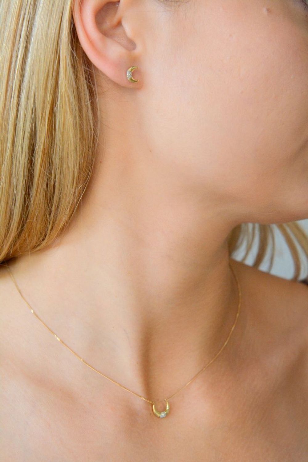 Kolczyki złote 585 księżyc z diamentami FE-5817. Złote kolczyki z diamentami FE-5817.  Złote kolczyki wykonane z próby 585 zapinane na sztyft z 18 diamentami. 1.jpg