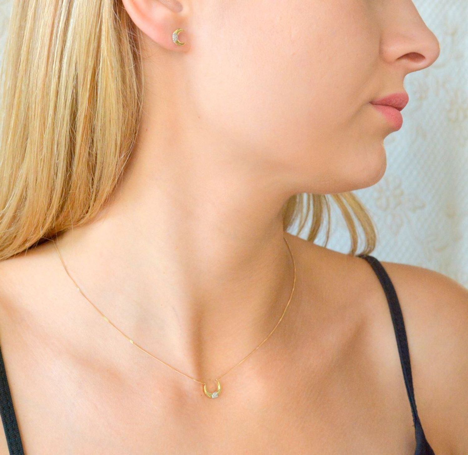 Kolczyki złote 585 księżyc z diamentami FE-5817. Złote kolczyki z diamentami FE-5817.  Złote kolczyki wykonane z próby 585 zapinane na sztyft z 18 diamentami. 1.jpg