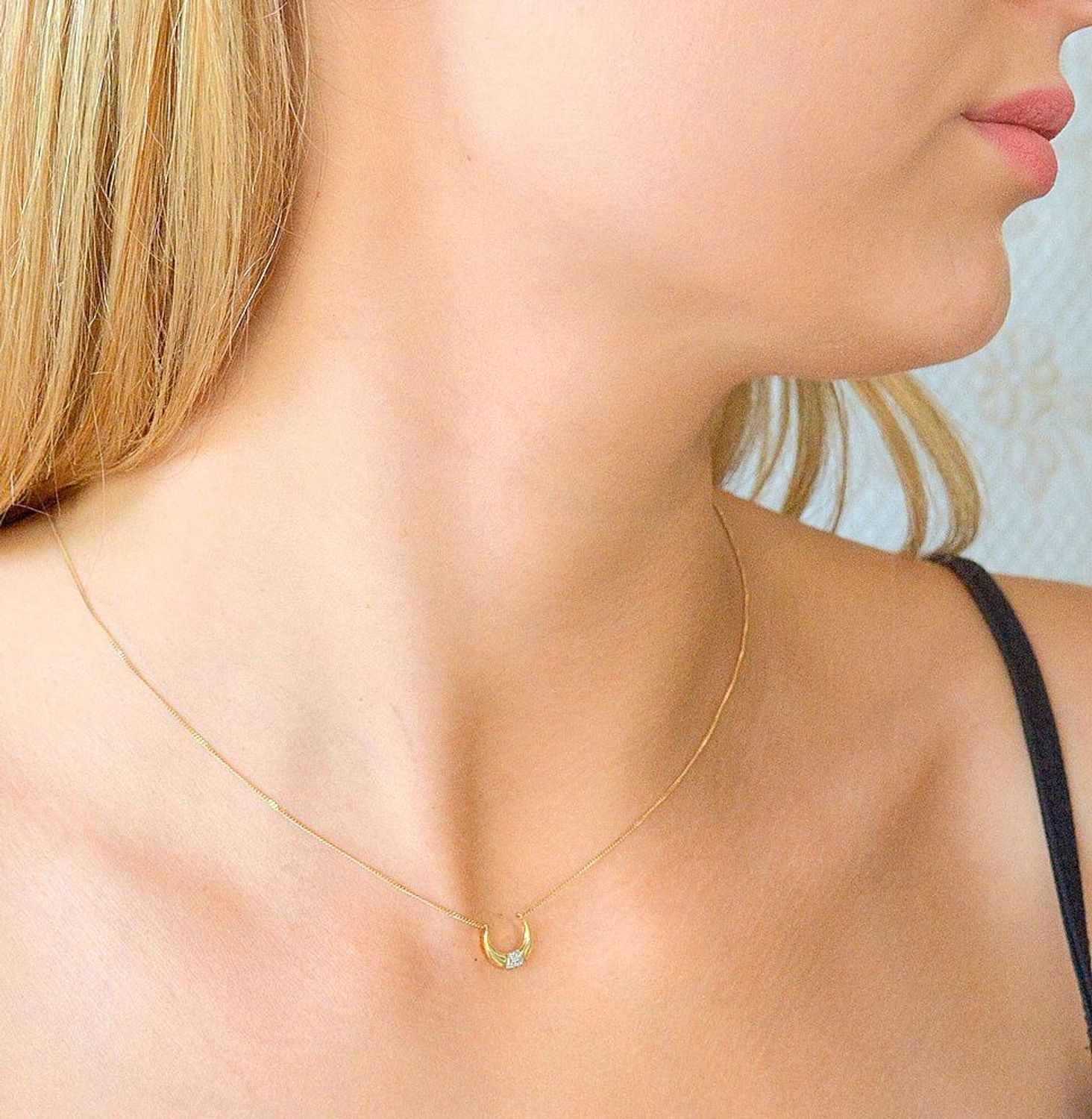 Kolczyki złote 585 księżyc z diamentami FE-5817. Złote kolczyki z diamentami FE-5817.  Złote kolczyki wykonane z próby 585 zapinane na sztyft z 18 diamentami. 1.jpg