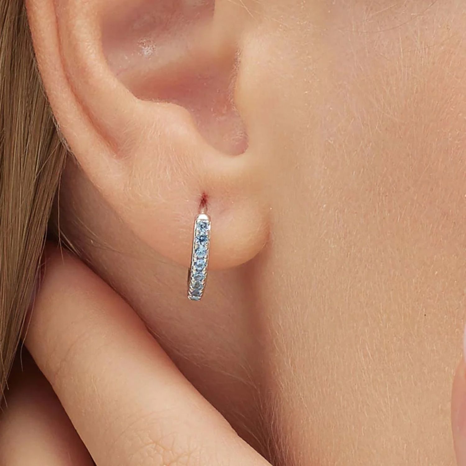 Kolczyk pojedynczy Brosway Fancy Freedom Blue FFB81 srebro 925 z niebieskimi cyrkoniami – 14 mm (1 szt.).jpg