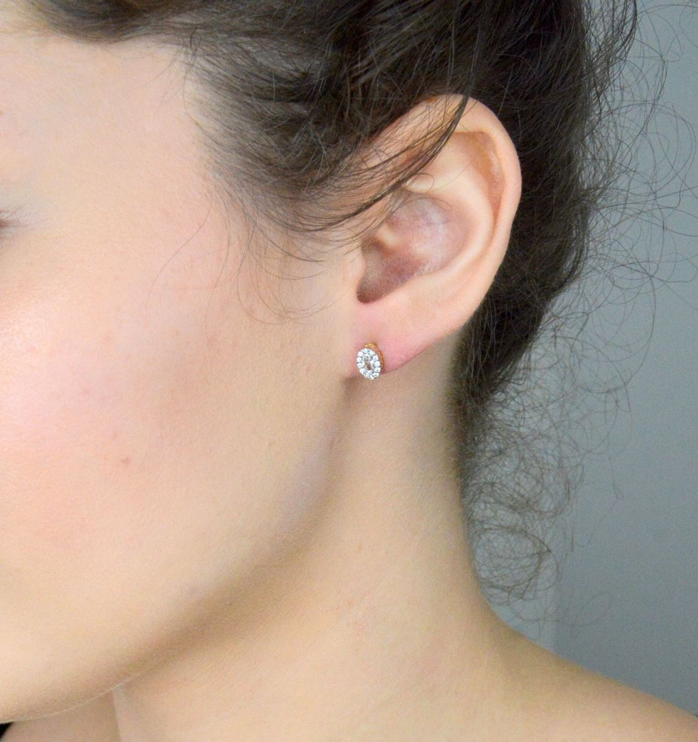 Kolczyki złote owalne z cyrkoniami pr 585, FJK000000-048 Kolczyki mają owalny kształt z cyrkoniami. Kolczyki to ponadczasowa biżuteria, która pasuje do każdego rodzaju stylizacji.1.jpg