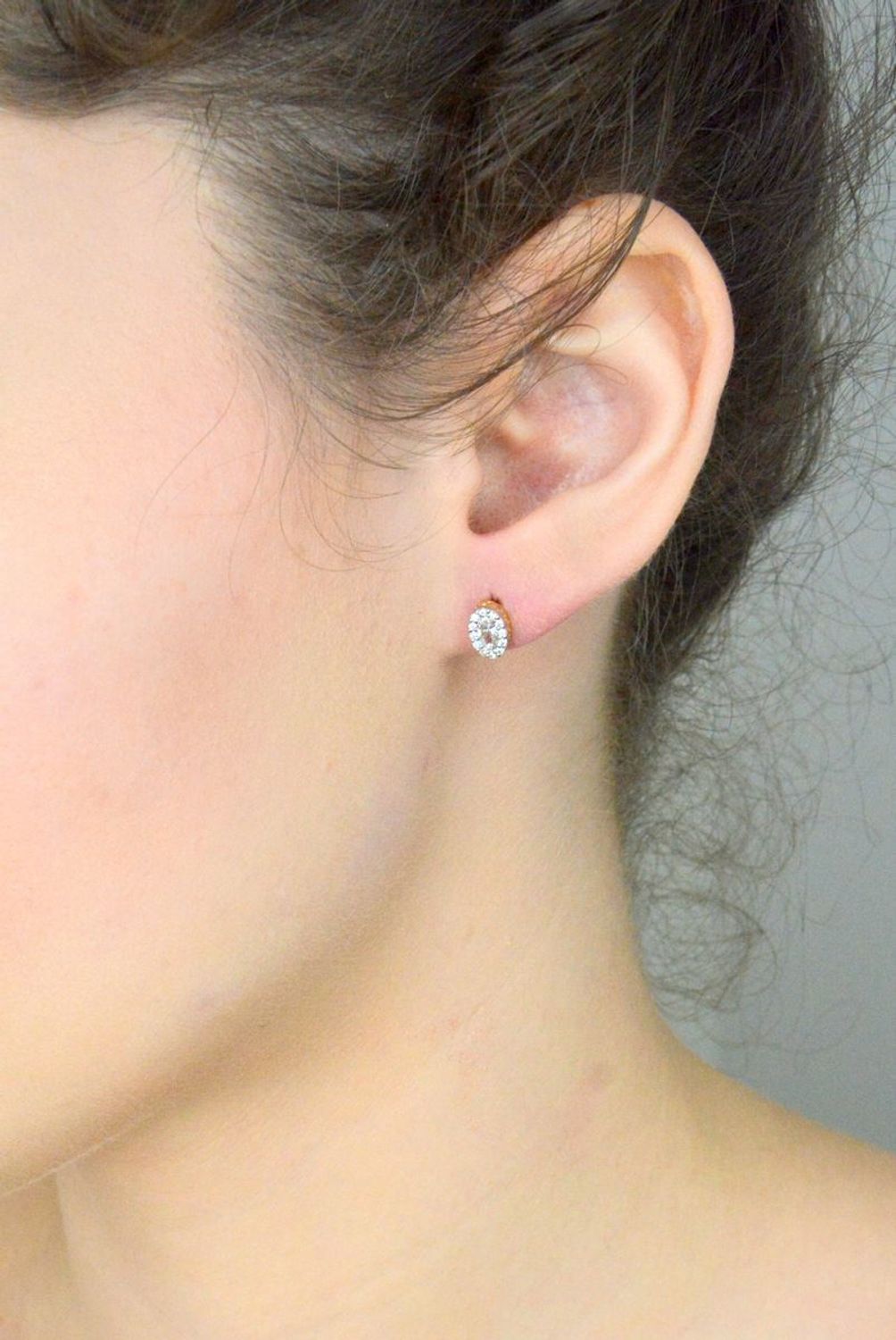 Kolczyki złote owalne z cyrkoniami pr 585, FJK000000-048 Kolczyki mają owalny kształt z cyrkoniami. Kolczyki to ponadczasowa biżuteria, która pasuje do każdego rodzaju stylizacji.1.jpg