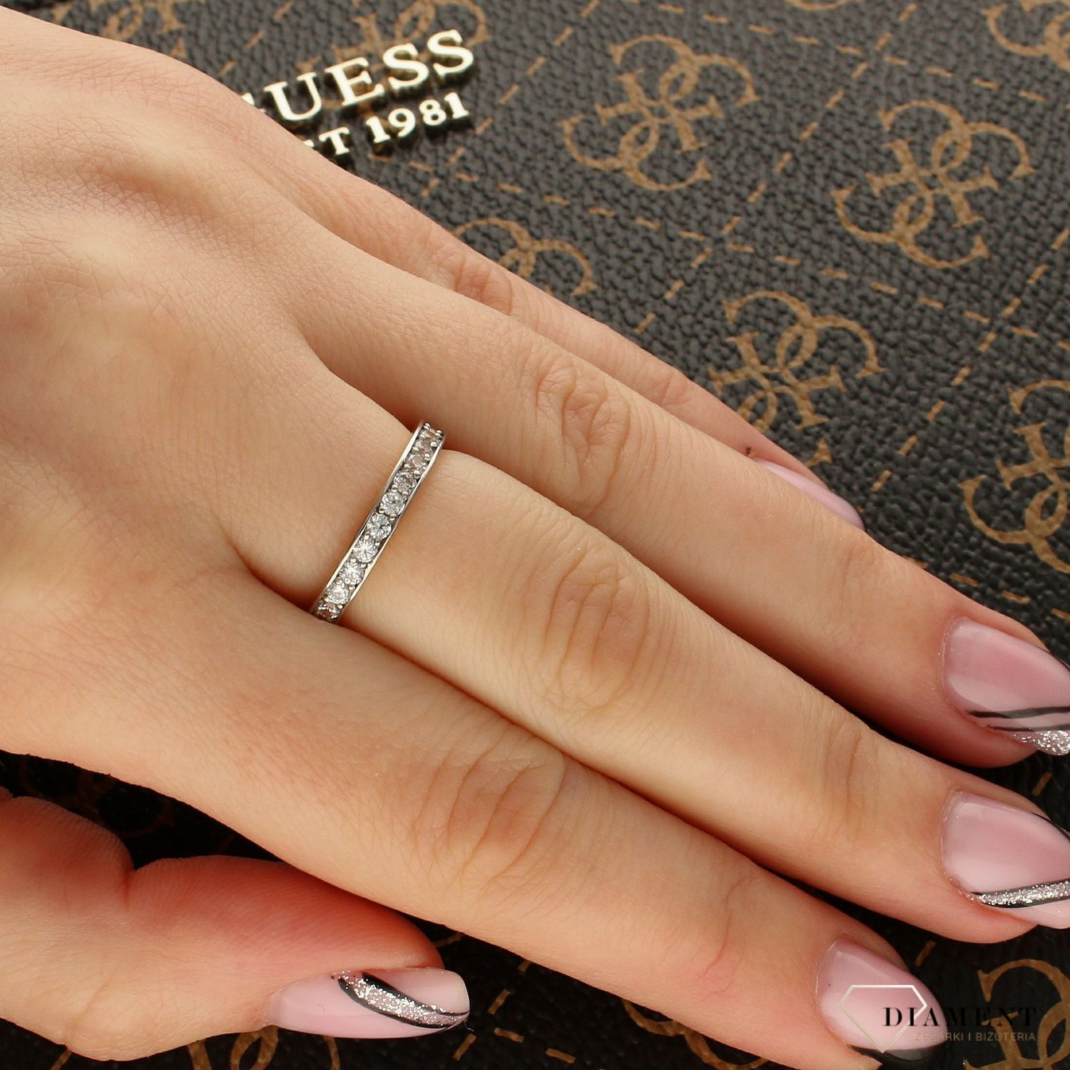 Złoty pierścionek obrączka wysadzana cyrkoniami.jpg