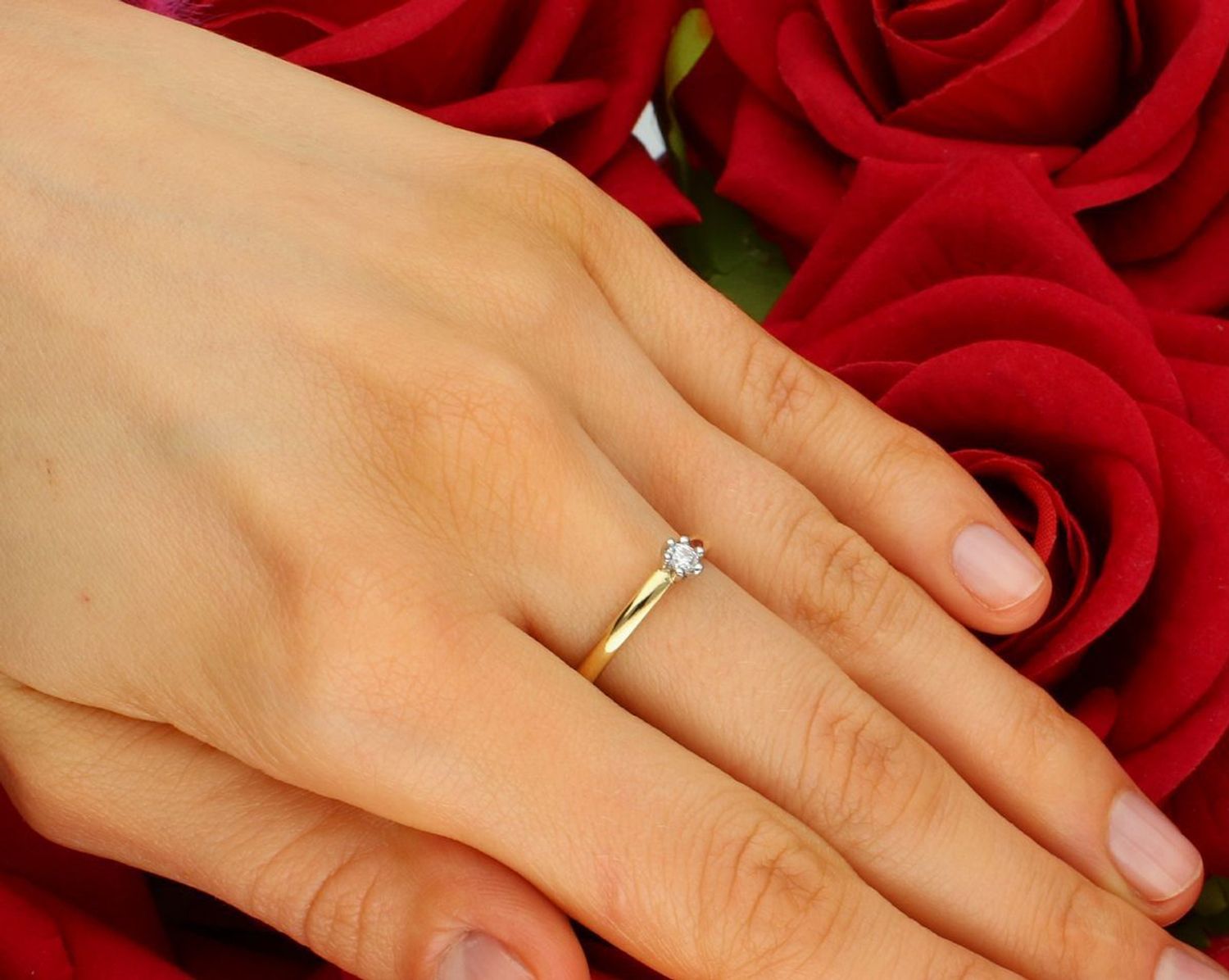 Pierścionek złoty 585 z okrągłą cyrkonią FJP000000-018 Przepiękny złoty  pierścionek, który został ozdobiony błyszczącą cyrkonią. Delikatny pierścionek 1.jpg