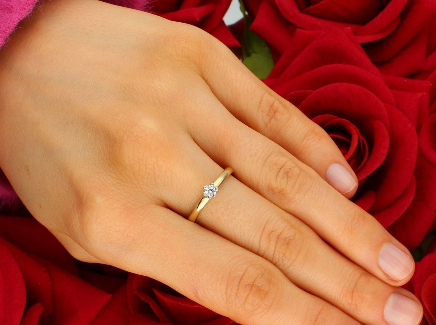 Pierścionek złoty 585 z okrągłą cyrkonią FJP000000-018 Przepiękny złoty  pierścionek, który został ozdobiony błyszczącą cyrkonią. Delikatny pierścionek 1.jpg