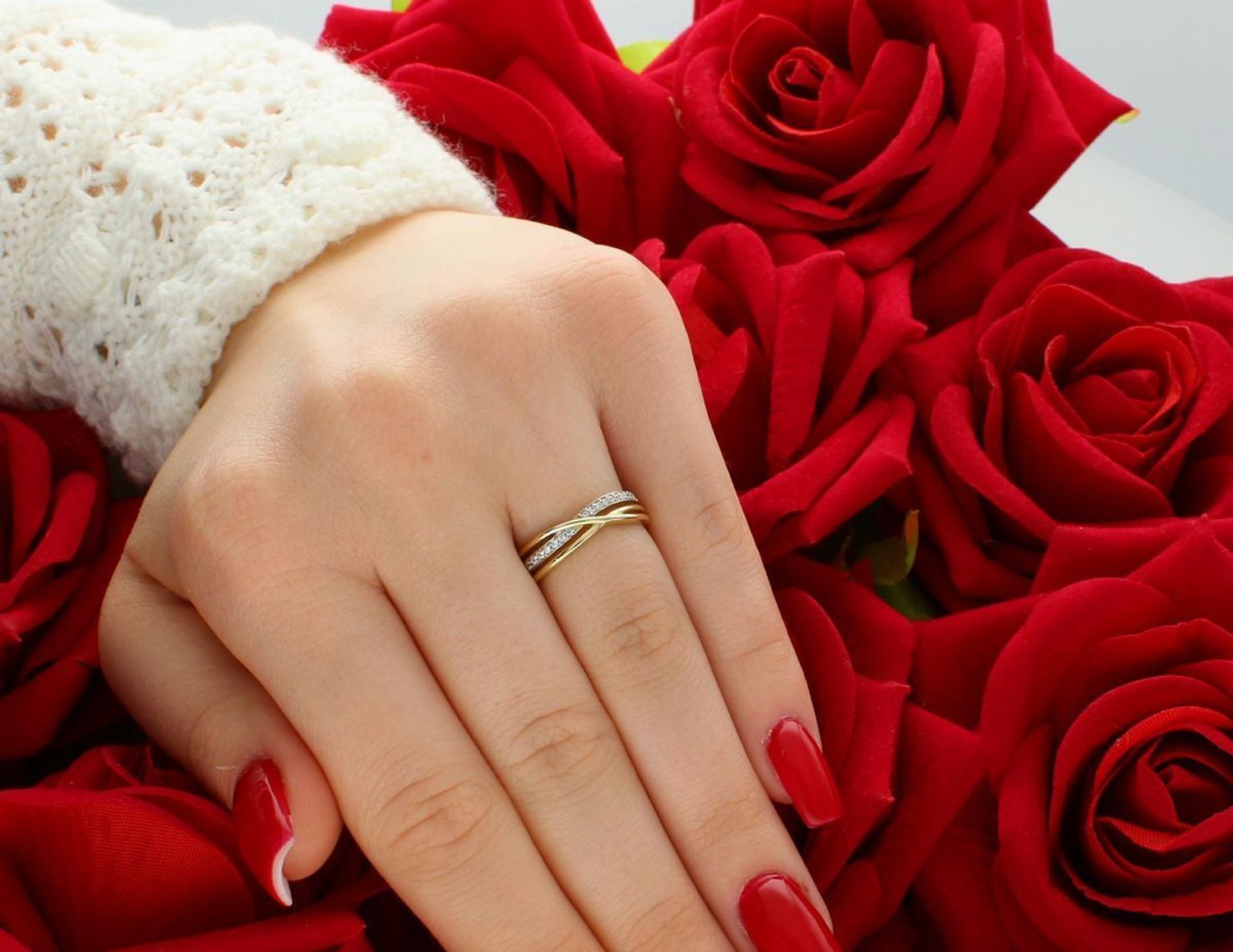 Złoty pierścionek damski próby 585 z cyrkoniami, model FJP000000-019. Elegancki i wygodny. Waga 2,41 g, szerokość 4 mm2 mm. Idealny prezent dla kobiety.1.jpg