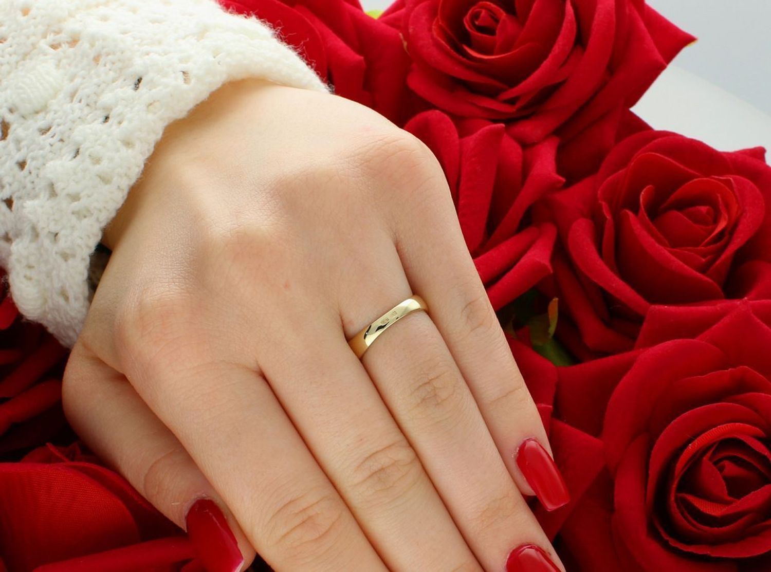 Złoty pierścionek damski próby 585 z cyrkoniami, model FJP000000-019. Elegancki i wygodny. Waga 2,41 g, szerokość 4 mm2 mm. Idealny prezent dla kobiety.1.jpg