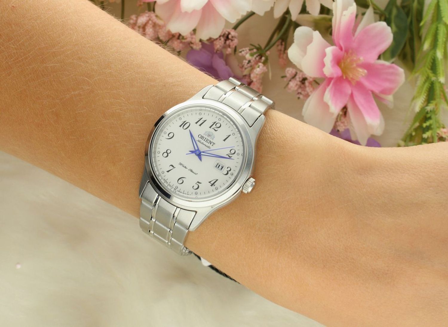 Męski zegarek Orient FNR1Q00AW0 z automatycznym mechanizmem, stalową bransoletą i srebrną tarczą. Datownik dni miesiąca, wodoszczelność 50 m, elegancki i funkcjonalny.1.jpg