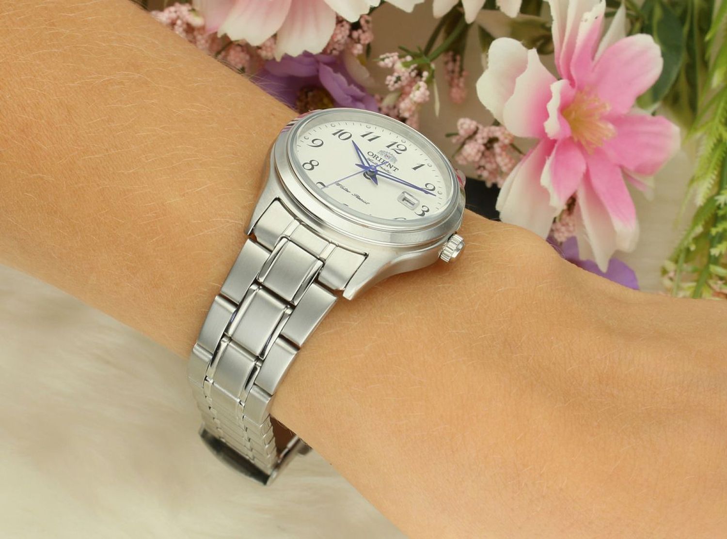 Męski zegarek Orient FNR1Q00AW0 z automatycznym mechanizmem, stalową bransoletą i srebrną tarczą. Datownik dni miesiąca, wodoszczelność 50 m, elegancki i funkcjonalny.1.jpg