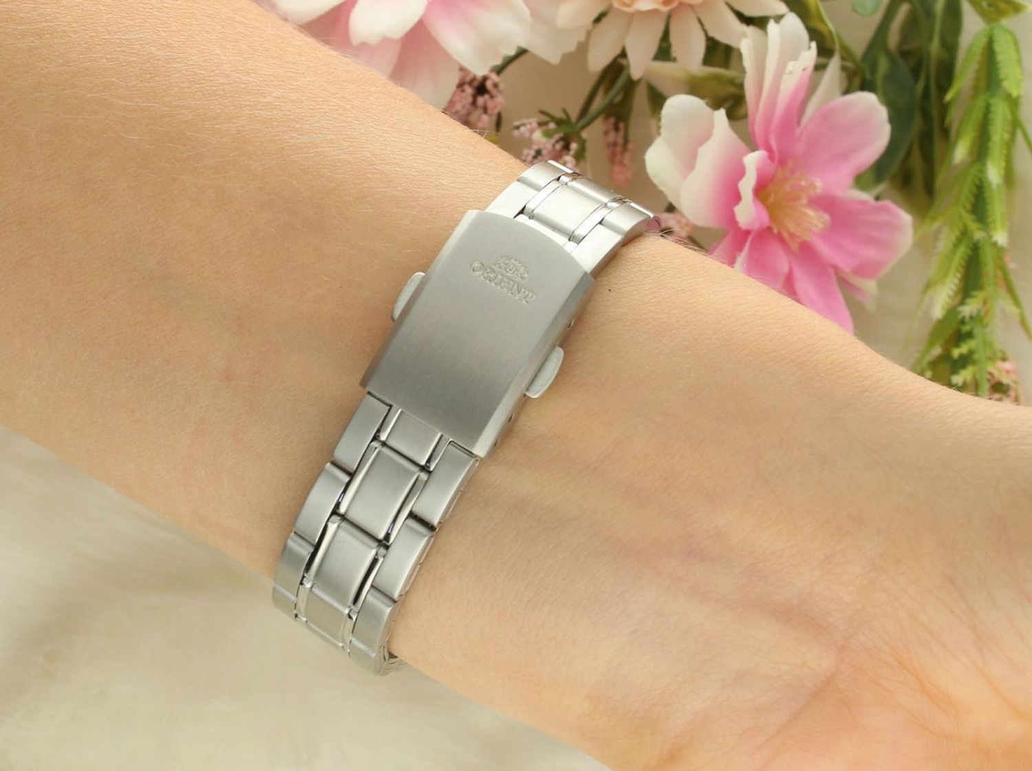 Męski zegarek Orient FNR1Q00AW0 z automatycznym mechanizmem, stalową bransoletą i srebrną tarczą. Datownik dni miesiąca, wodoszczelność 50 m, elegancki i funkcjonalny.1.jpg