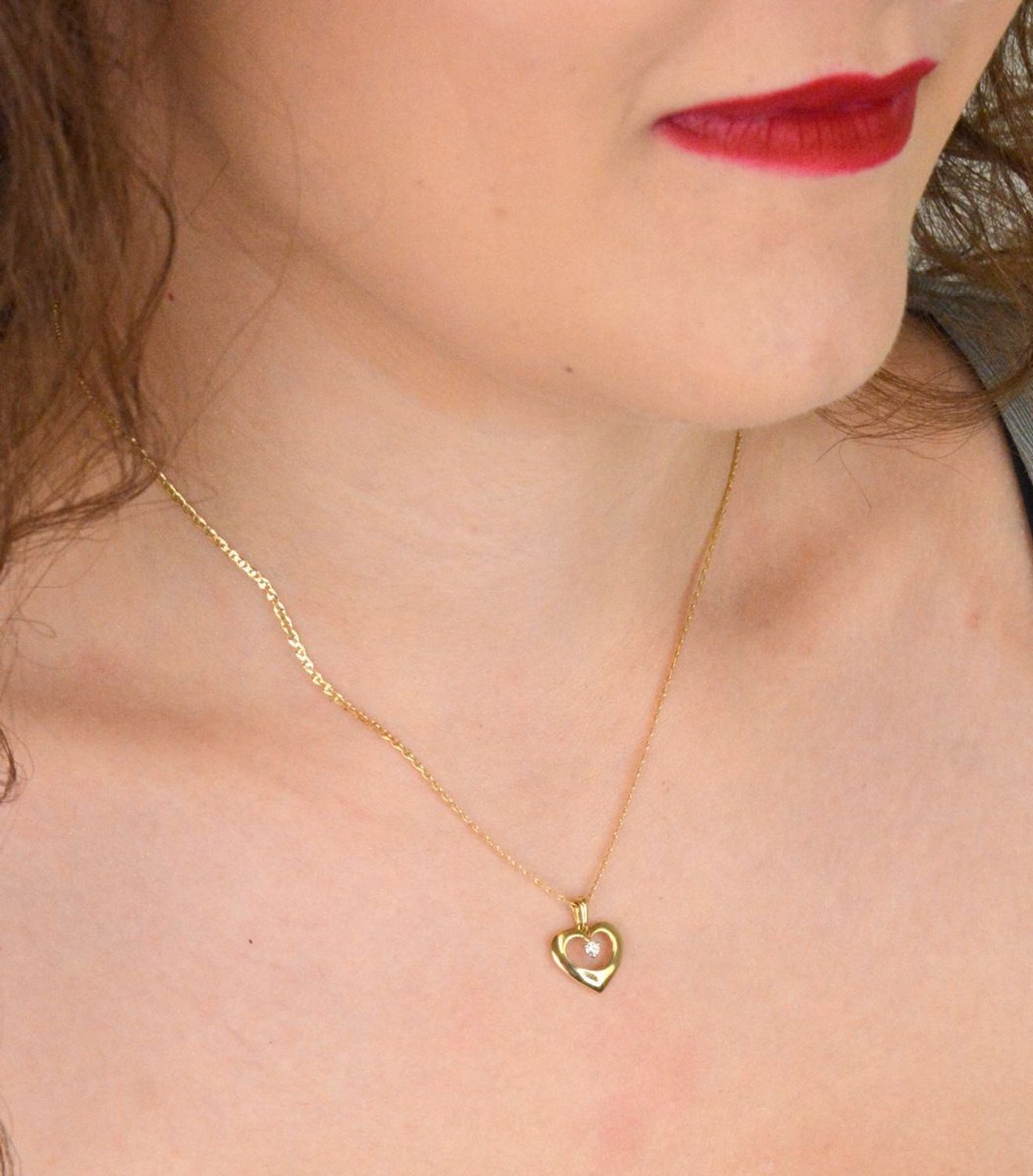 Złota zawieszka FP26303Y w kształcie serca z diamentem 0,04ct HSI. Próba 585, 1,00 g, wymiary 1,2 x 1,5 cm. Idealna na prezent z serca 💛1.jpg