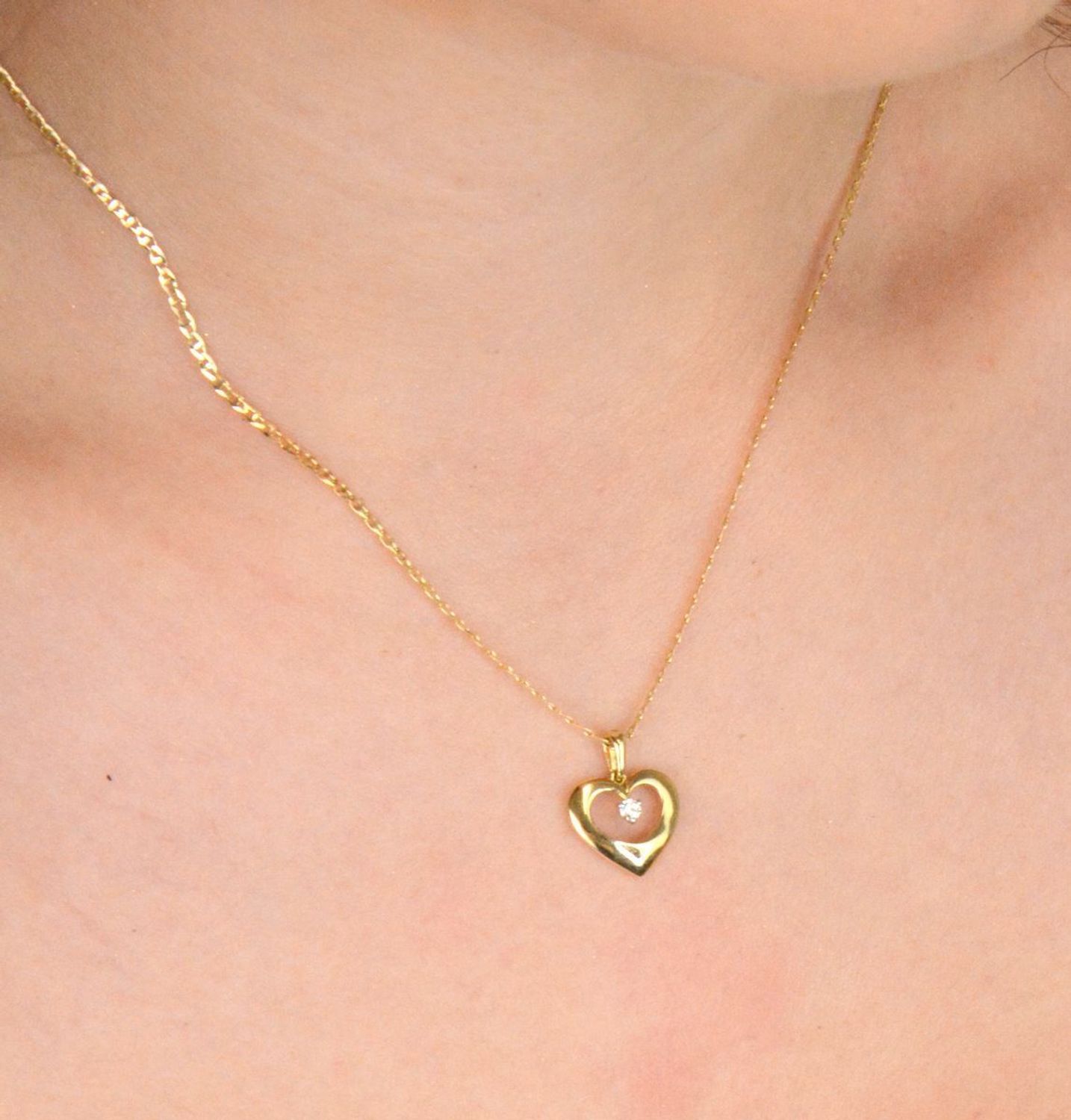 Złota zawieszka FP26303Y w kształcie serca z diamentem 0,04ct HSI. Próba 585, 1,00 g, wymiary 1,2 x 1,5 cm. Idealna na prezent z serca 💛1.jpg