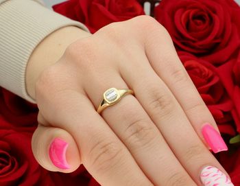 Pierścionek FR21949Y z 12 diamentami 0,06ct GHSI, złoto 585, rozmiar 15, kwadratowy element 7×7 mm, waga 2g. Elegancja i blask na każdą okazję.3.jpg