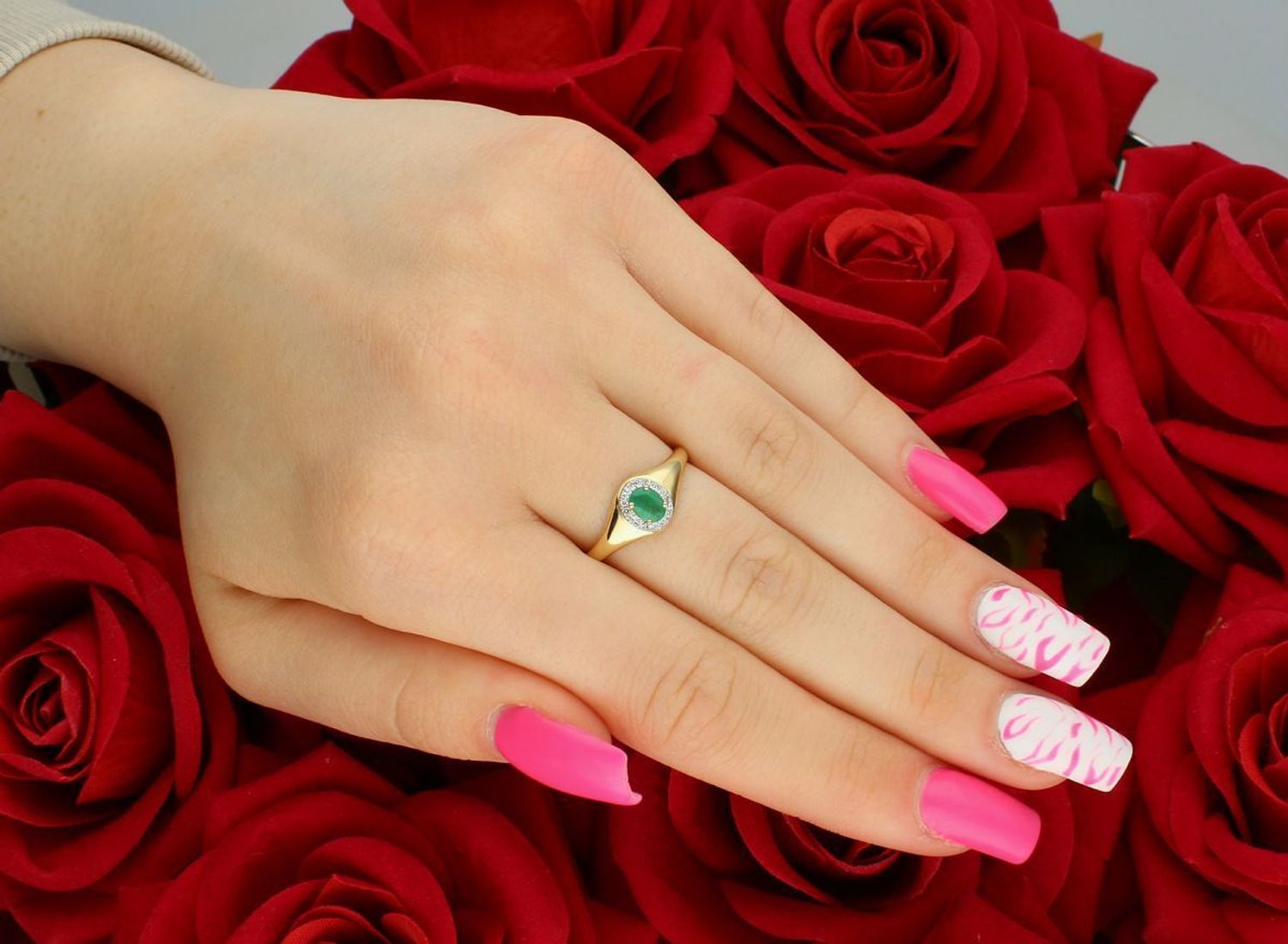 Złoty pierścionek damski z szmaragdem i diamentami 0,05ct GHSI.jpg