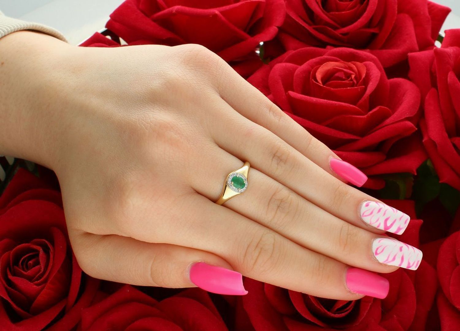 Złoty pierścionek damski z szmaragdem i diamentami 0,05ct GHSI.jpg