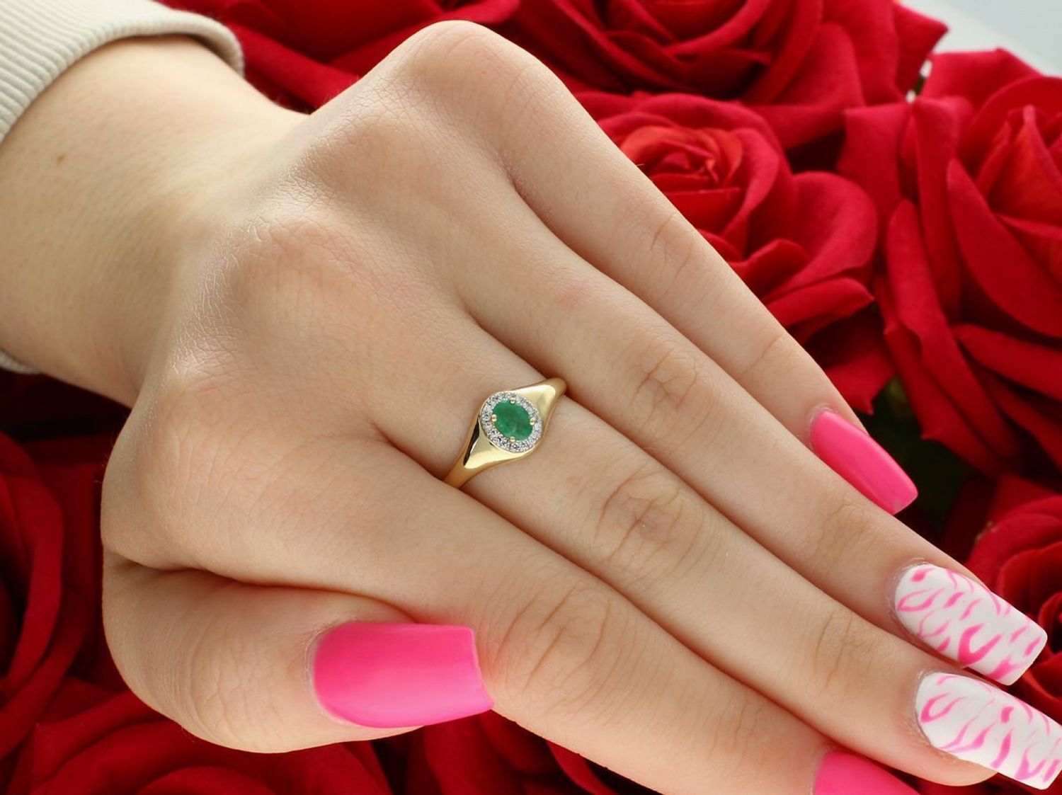 Złoty pierścionek damski z szmaragdem i diamentami 0,05ct GHSI.jpg