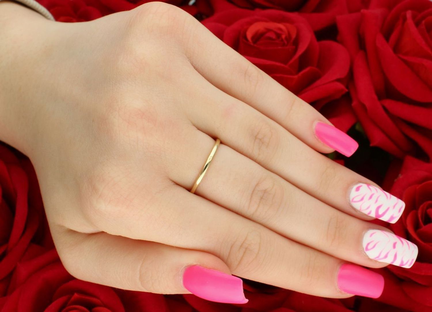 Złoty pierścionek damski z szmaragdem i diamentami 0,05ct GHSI.jpg