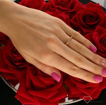 Pierścionek stalowy damski różowe złoto z szampańskimi kryształkami Melano FR39RGCH. Piękny, delikatny pierścionek  z białą cyrkonią. Pierśzcionki Damskie (1).jpg