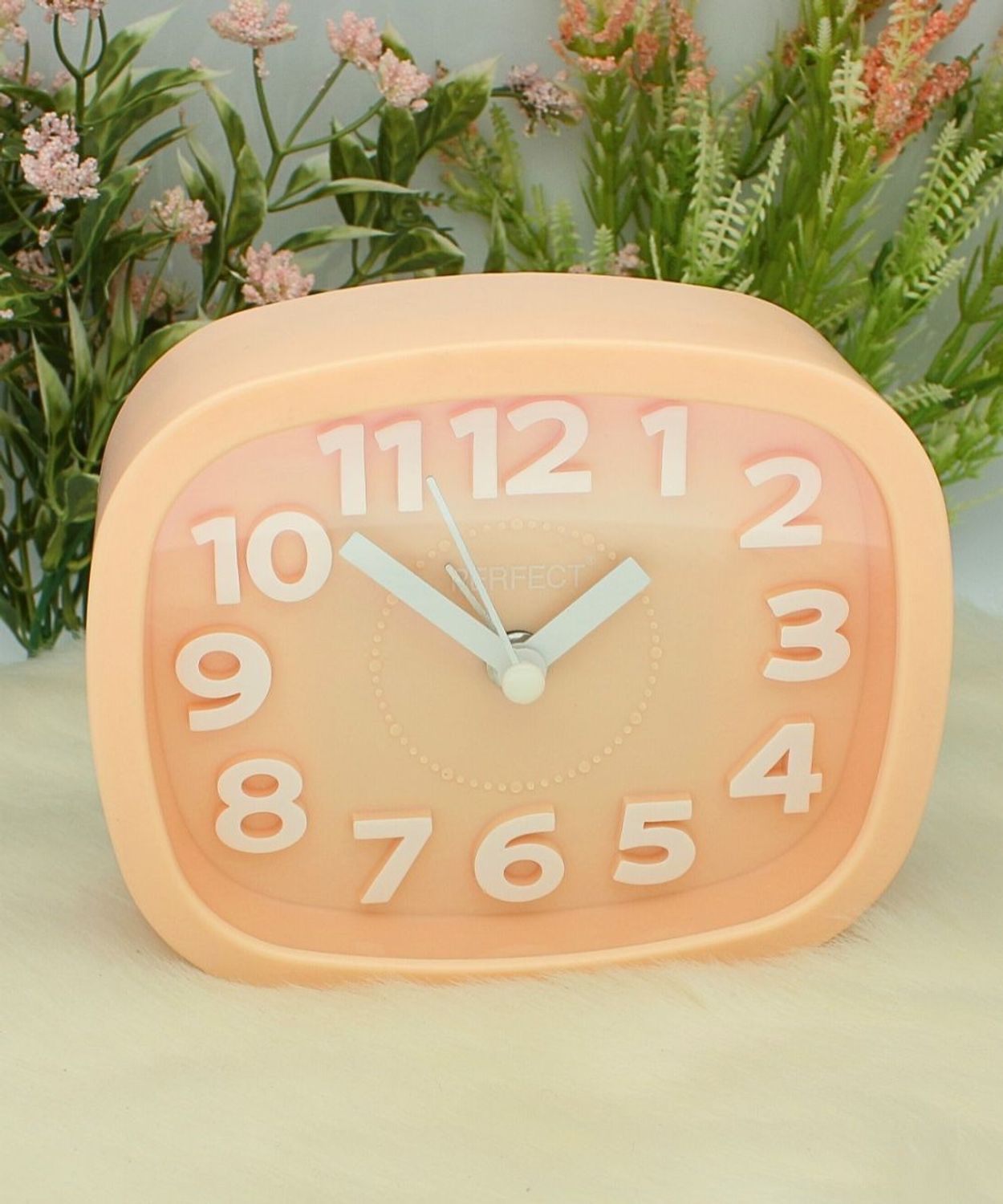 Budzik FX-037 z mechanizmem kwarcowym, zasilany baterią R6. Kompaktowe wymiary 10 cm wysokości, 12 cm szerokości i 4 cm głębokości. Idealny do sypialni i biura.1.jpg