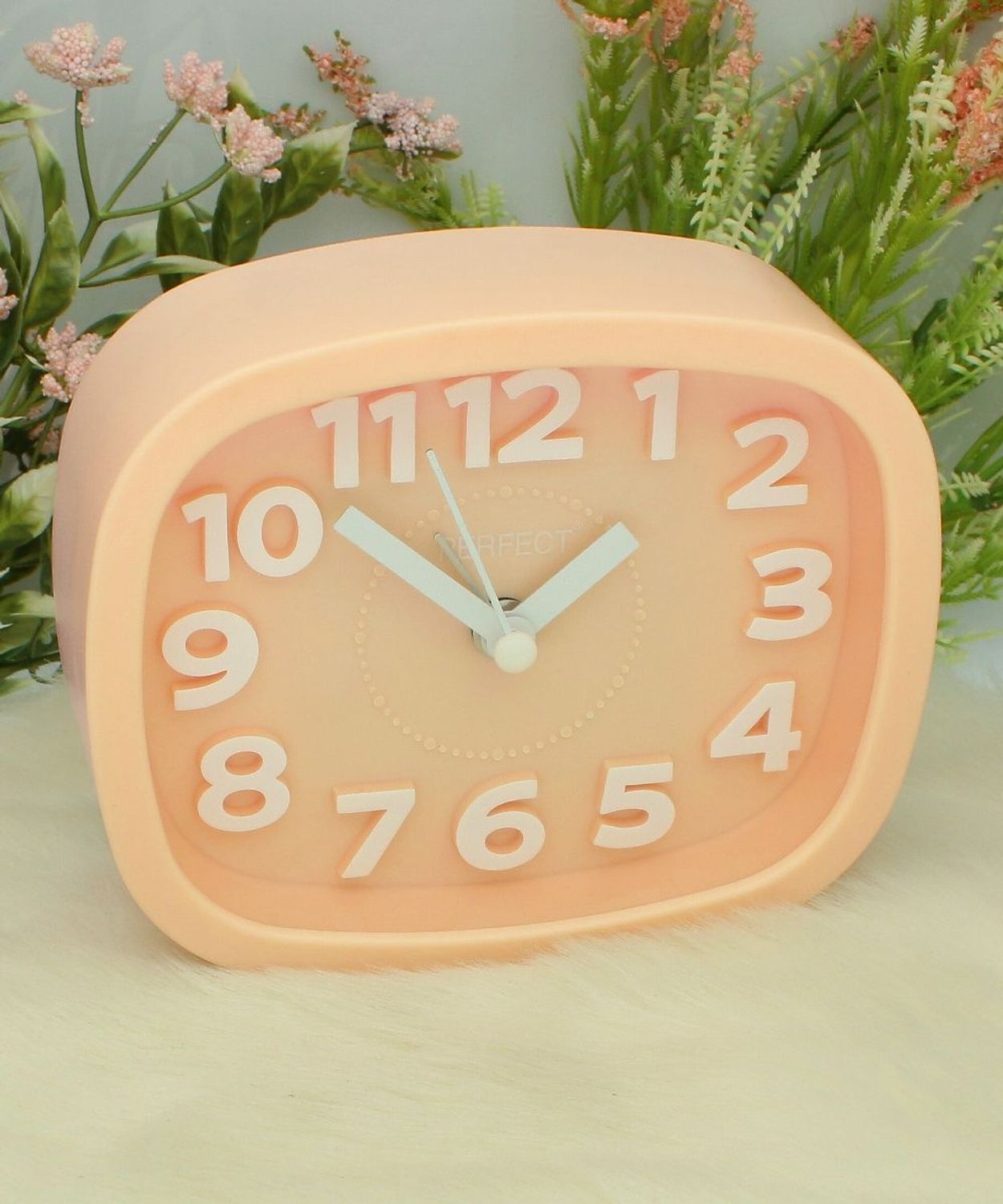 Budzik FX-037 z mechanizmem kwarcowym, zasilany baterią R6. Kompaktowe wymiary 10 cm wysokości, 12 cm szerokości i 4 cm głębokości. Idealny do sypialni i biura.1.jpg