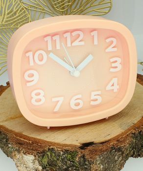 Budzik FX-037 z mechanizmem kwarcowym, zasilany baterią R6. Kompaktowe wymiary 10 cm wysokości, 12 cm szerokości i 4 cm głębokości. Idealny do sypialni i biura.2.jpg