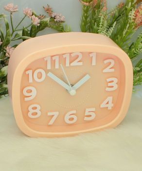 Budzik FX-037 z mechanizmem kwarcowym, zasilany baterią R6. Kompaktowe wymiary 10 cm wysokości, 12 cm szerokości i 4 cm głębokości. Idealny do sypialni i biura.5.jpg