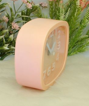 Budzik FX-037 z mechanizmem kwarcowym, zasilany baterią R6. Kompaktowe wymiary 10 cm wysokości, 12 cm szerokości i 4 cm głębokości. Idealny do sypialni i biura.6.jpg