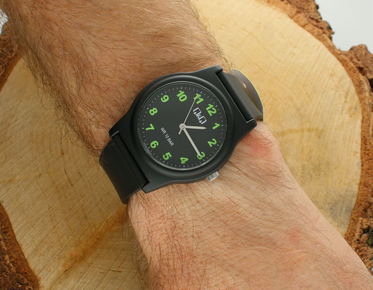 Zegarek męski QQ na silikonowym pasku G22A-002V. Męski zegarek na pasku. Zegarek męski w czarnym kolorze. Zegarek męski sportowy na prezent. Zegarek do pływania dla dziecka..jpg