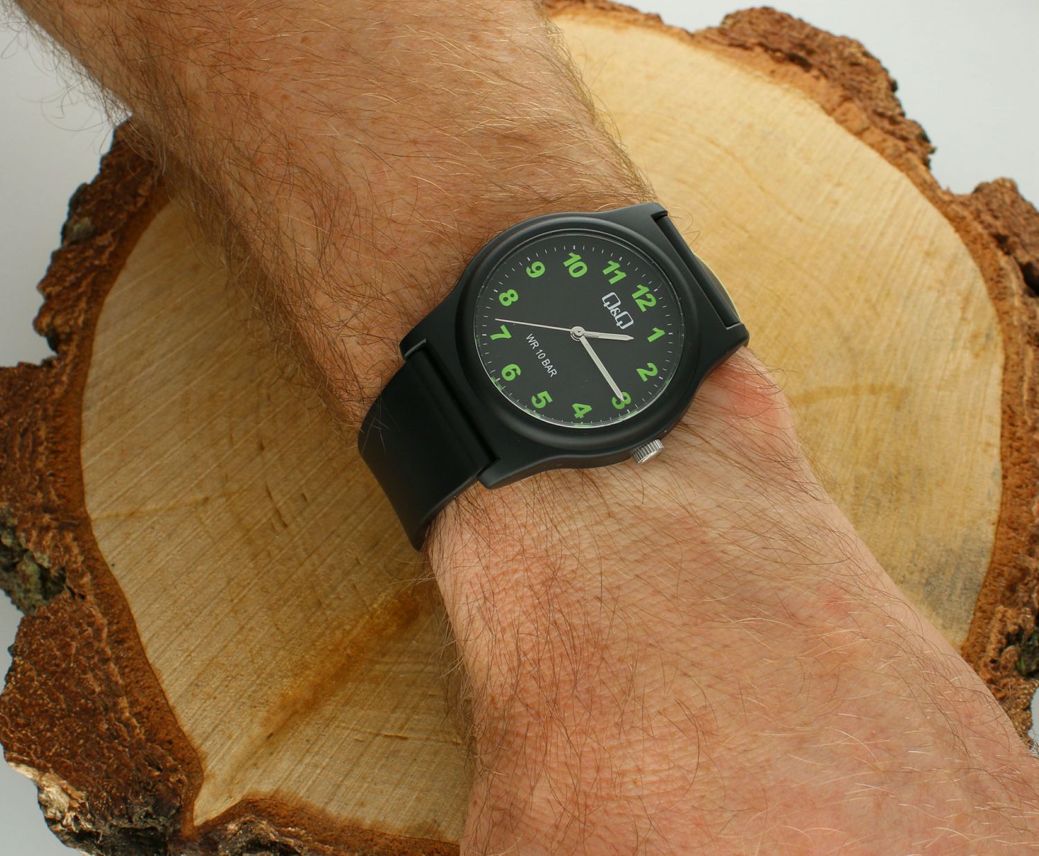 Zegarek męski QQ na silikonowym pasku G22A-002V. Męski zegarek na pasku. Zegarek męski w czarnym kolorze. Zegarek męski sportowy na prezent. Zegarek do pływania dla dziecka..jpg