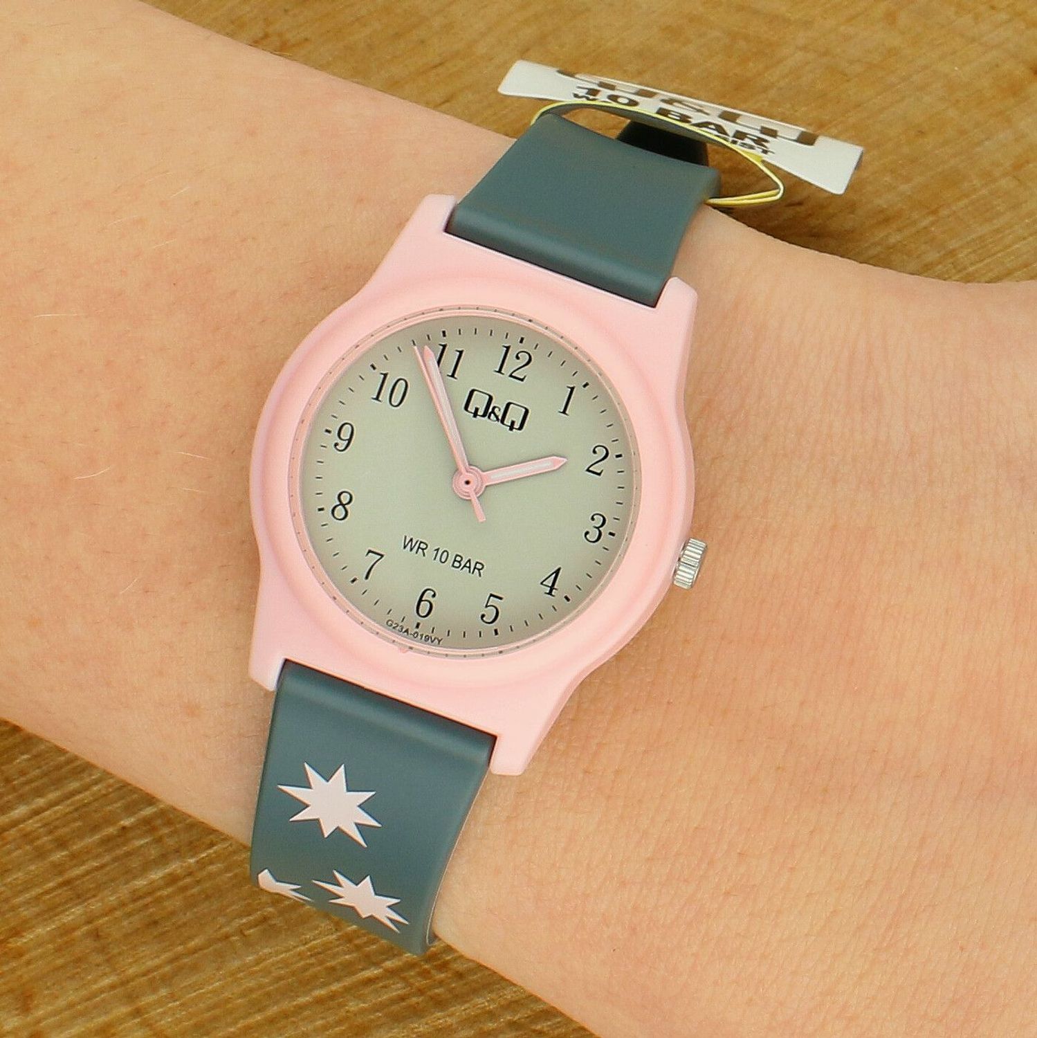 Zegarek dziewczęcy Q&Q G23A-019V – szara tarcza, różowa koperta, 10 BAR.jpg